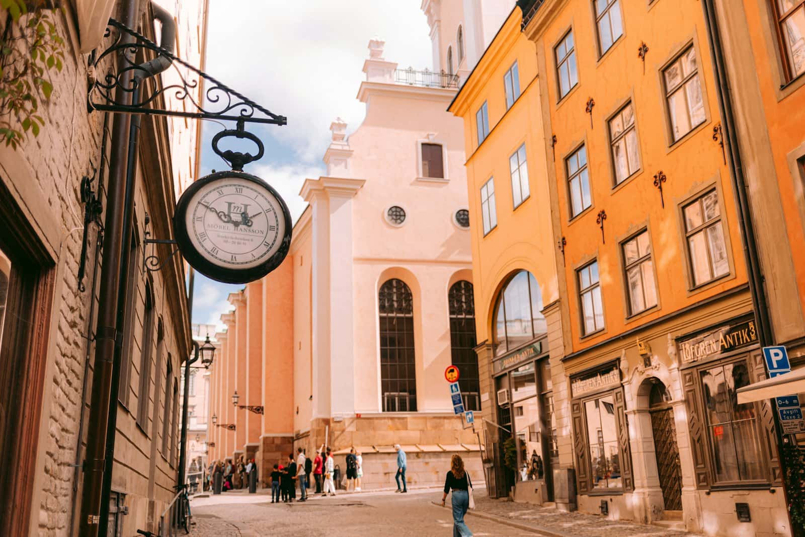 Gatuklocka på en husfasad i Stockholm