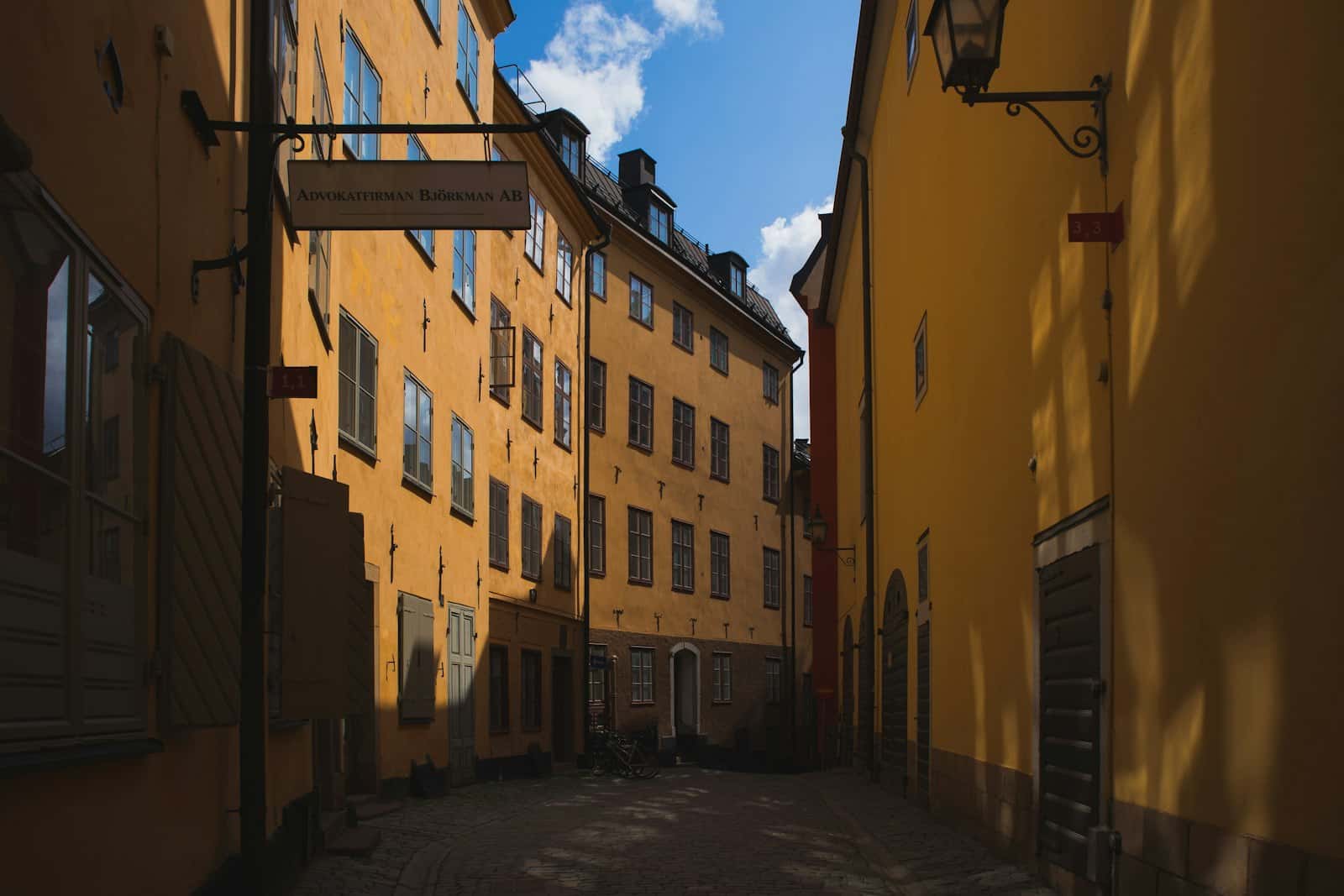 Gränd mellan äldre stenhus i Stockholm